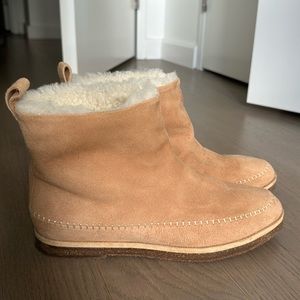 JENNI KAYNE Light Sand Suede Sherpa Lined Moc Boot - size 41